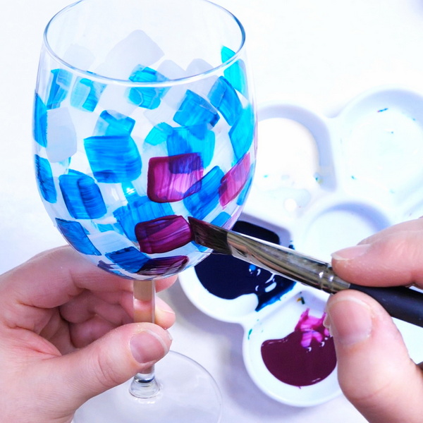 How to paint background layers on wine glasses with Pebeo Vitrea 160
