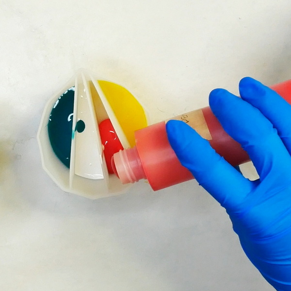 Preparing a paint pour using a split cup